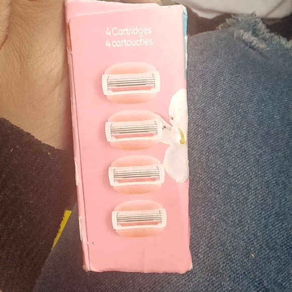 Venus 4 razor refills - Picture 5 of 8